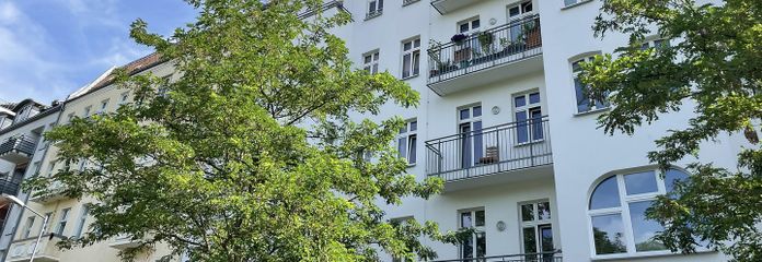 Friedrichshain'da balkonlu ve tasarım dokunuşlarına sahip yenilenmiş eski yapı dairesi – Außenansicht