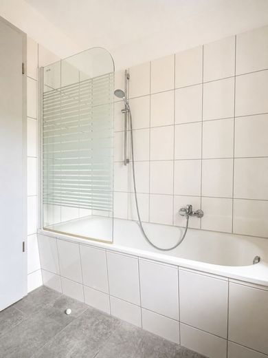Aufgepasst! Sanierte 2-Raumwohnung mit Balkon in der Mansfelder Straße! – Bad
