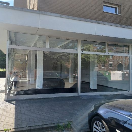 Hannover: Ladenlokal mit 77m² und großen Schaufenstern-Parkplätze vor der Tür – Aussenansicht