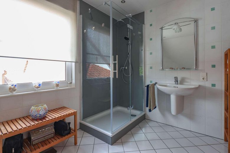 *senza provvigione* Casa familiare con impianto fotovoltaico, accumulo, camino e ampio giardino – Masterbad Dusche