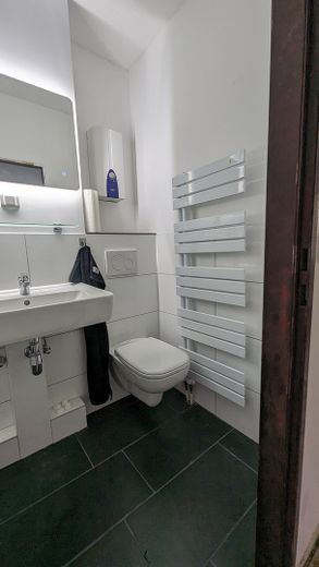 Modernes Apartment mit Balkon, Einbauküche und PKW-Stellplatz – Bad