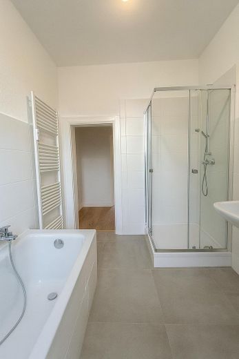 Bad mit Dusche und Wanne