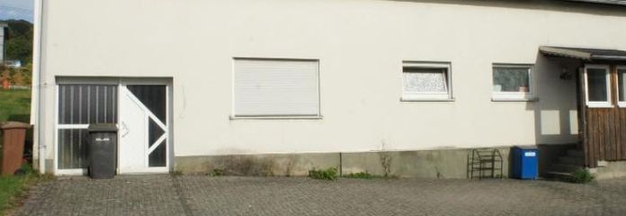 ** DOPPELHAUSHÄLFTE - IN UNNAU - MI)T GROSSEM GRUNDSTÜCK ****