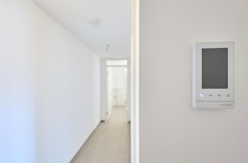 Neubau: Helle und ruhige Zwei-Zimmer-Wohnung mit luxuriöser Innenausstattung mit Balkon und EBK – Eingang: Klingelanlage