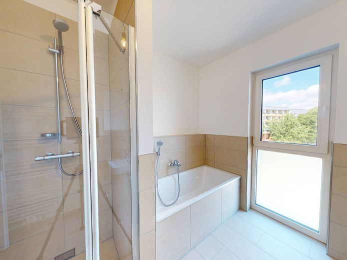 OFERTA DESTACADA: ¡Piso de ensueño de 3 habitaciones con BALCÓN y moderna COCINA AMUEBLADA en el BERGQUARTIER de Magdeburgo! – Ansicht I: Bad