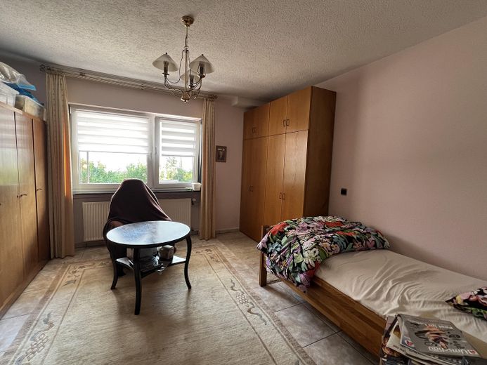 Encantador y espacioso piso de 3 habitaciones con chimenea y entrada independiente en Kirchardt – Büro