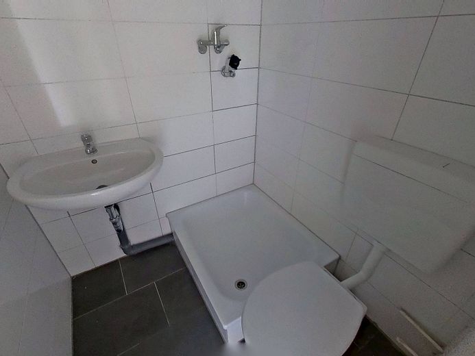 Modernes 1-Zi.-Apartment mit BALKON und EBK – Bad