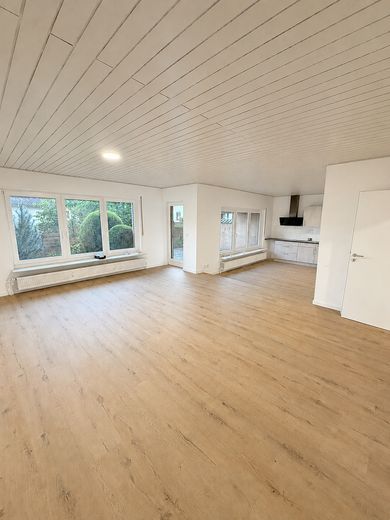 Kernsanierte 4–5-Zimmer-Wohnung | Einbauküche | Kamin | Garage | Terrasse – Wohnzimmer / Küche