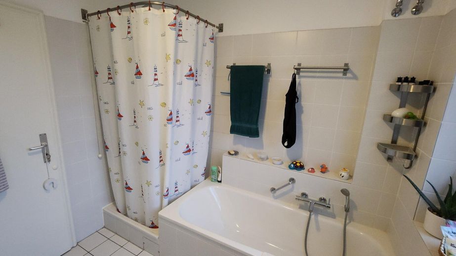 Bad: Dusche und Badewanne