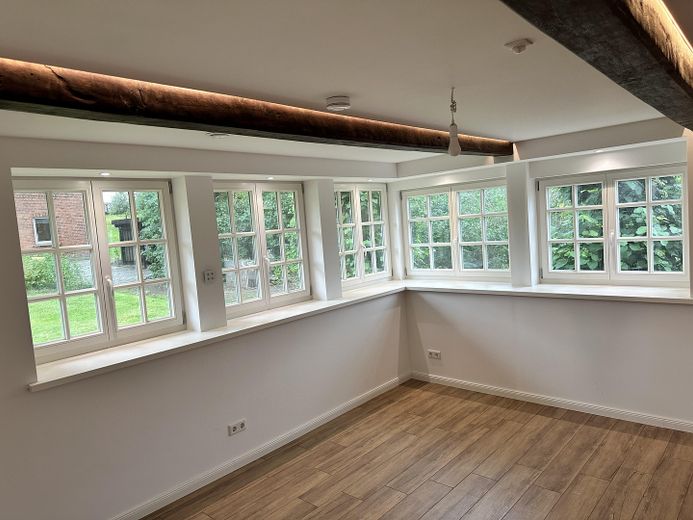 hochwertiger Erstbezug im kernsanierten Bauernhaus - Maisonette unter Reet am Elbdeich – Fenster im Wohnbereich