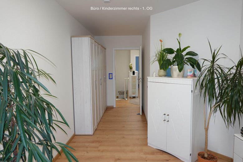 Wohnen mit Wohlfühlfaktor: 4,5 Zimmer Maisonette mit Terrasse, Balkon & Weinbergblick – Büro / Kinderzimmer rechts