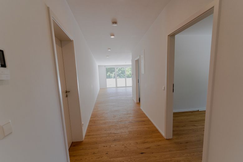 Exklusive 4,5-Zimmer-Wohnung 2 Balkone und EBK – Flur