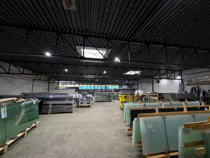 ¡Inmueble comercial versátil con superficie de oficinas en una ubicación comercial privilegiada! – Foto 1