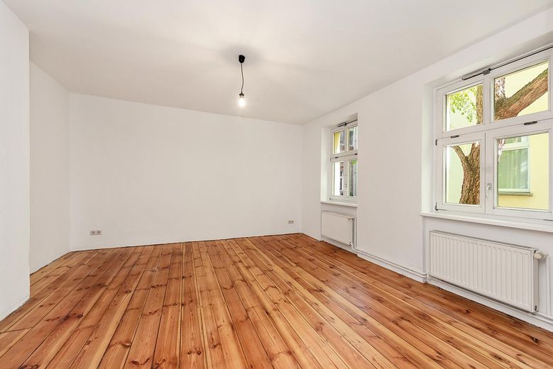 Auguststraße 89 - Sessiz bir iç avluda bulunan, hemen taşınılmaya hazır dubleks daire – 07_Schlafzimmer_1OG_Dielen
