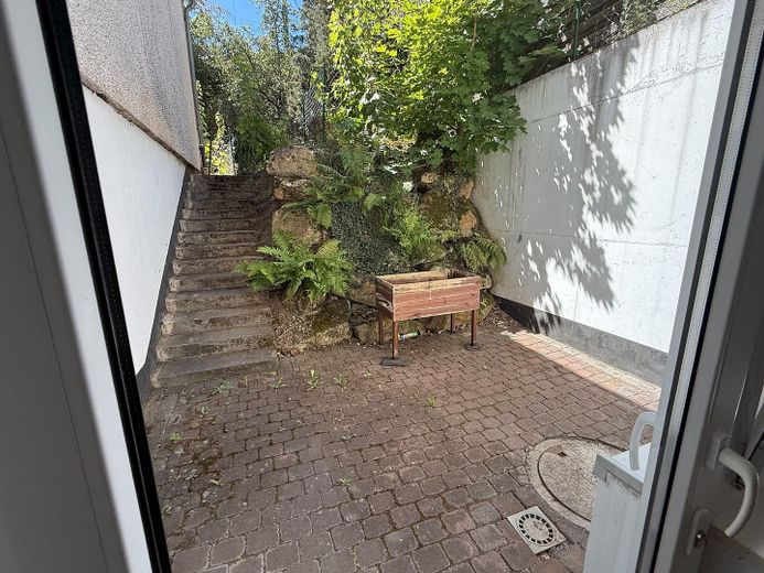 Helle Kellerwohnung mit Einbauküche und kleiner Terrasse – Foto 4