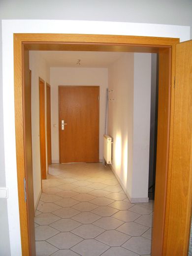 4 Wohnungen im Paket – Flur im EG mit Wohnungstür