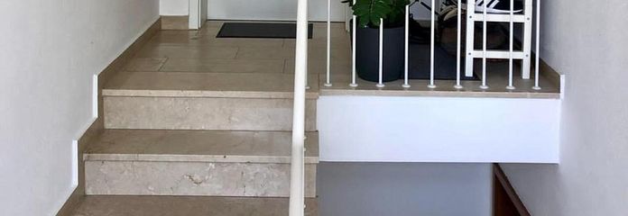 Eingangstür mit Vorplatz