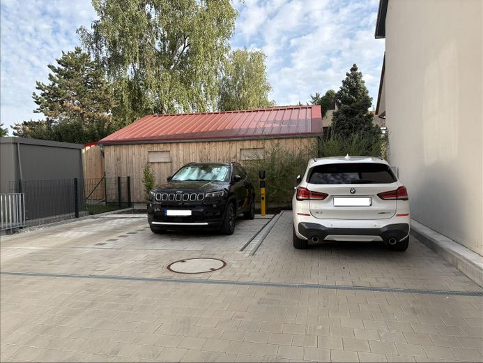 Großzügige Maisonettewohnung mit Hausgefühl – Stellplatz (weißes Auto)