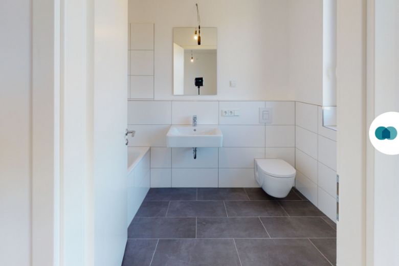 Viel Platz für die Familie – Moderne 4-Zimmer-Wohnung mit Balkon und Gäste-Wc – Badezimmer II mit Badewanne