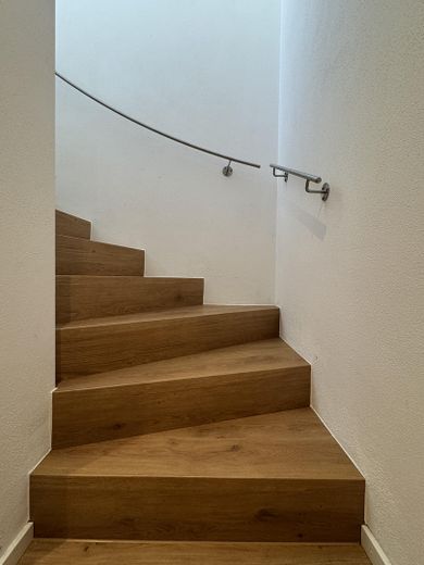 Sonnige 4-Zimmer Wohnung // Garten, EBK und hohen Decken // Neubau in Langenbach – Aufgang Wohnbereich