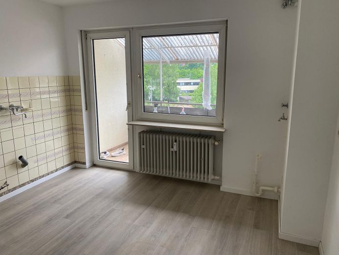 Yenilenmiş, aydınlık, balkonlu 3 odalı daire – Küche 