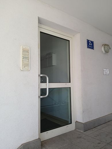 Affascinante bilocale con balcone e posto auto in autorimessa interrata — Regensburg-Galgenberg – Haustür