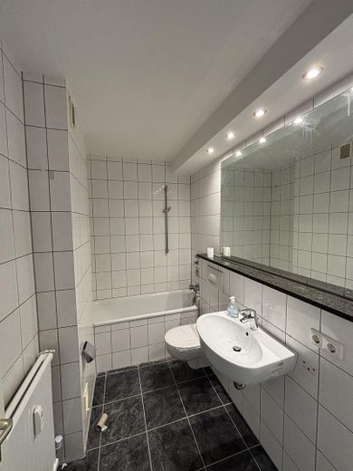 Modernisierte Wohnung in Mönchengladbach Eicken – Badezimmer 1