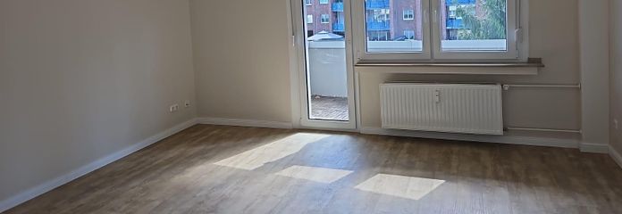 Erstvermietung nach Sanierung | Helle 2-Zimmer Wohnung mit Balkon und Einbauküche – Wohnzimmer