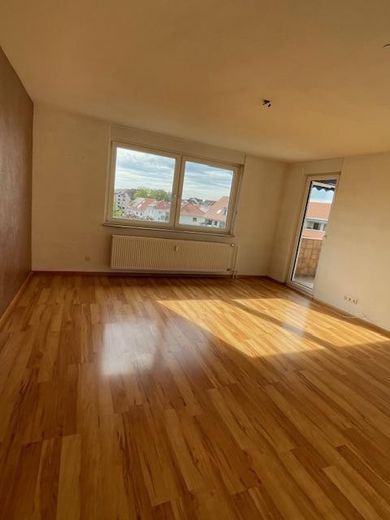 Provisionsfreie lichtdurchflutete 3-Zimmer-Wohnung mit Miele-Küche & Bergblick – sofort verfügbar! – Wohnzimmer