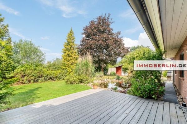 IMMOBERLIN.DE - Atractiva casa con jardín suroeste y garaje doble en ubicación rural