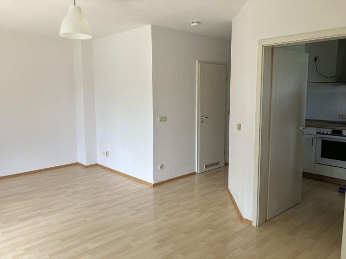 Wohnzimmer Blick Küche u Bad