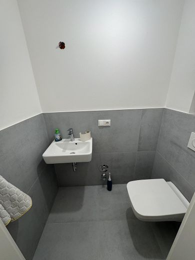 High-quality, stylish 4-room new-build maisonette apartment – Gäste WC im Eingangsbereich EG