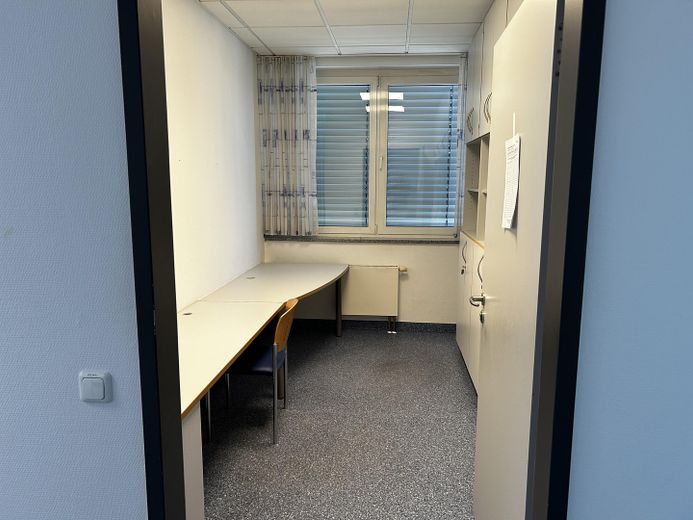 Großzügige Räumlichkeiten für Praxisnutzung oder Bürounternehmen – Büro