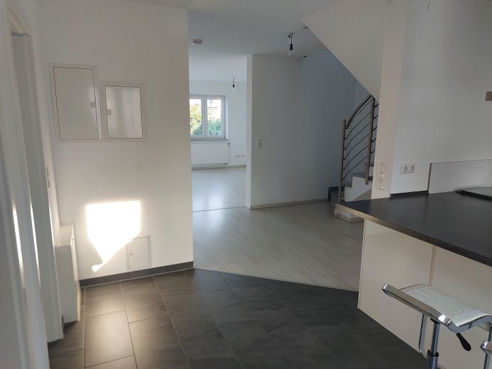 Langen - Moderne Maisonette im Herzen der Altstadt – offene Küche mit EBK