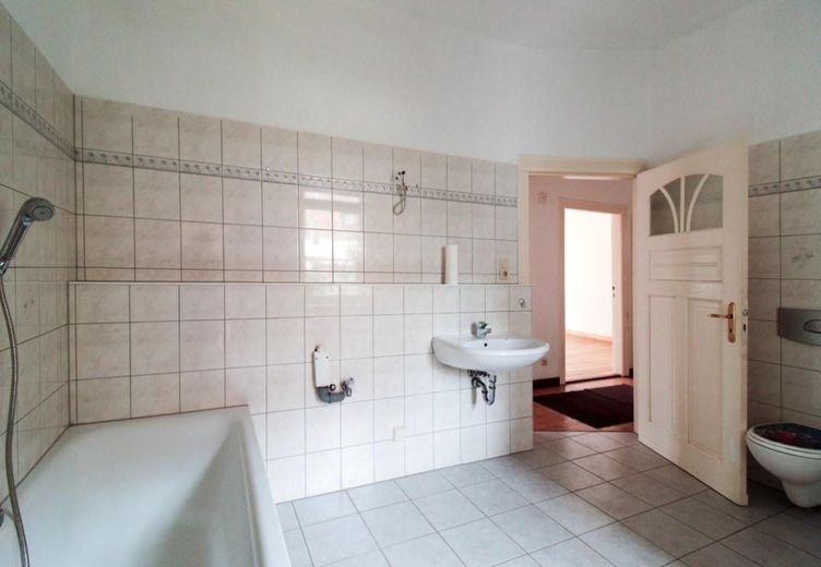 Bad mit Dusche und Wanne