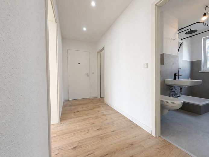 Freundliche 3-Zimmerwohnung mit Loggia & Stellplatz - Renoviert – Flur