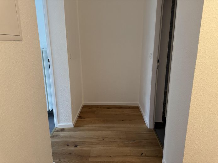 Encantador y amplio apartamento de 2 habitaciones con balcón en una ubicación privilegiada en Berger Straße. – Foto 7