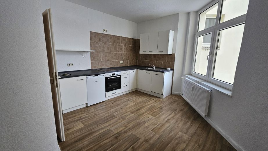 Großzügige 2 Zi WG-wohnung, große Wohn-EBK-Küche, zentrumsnah, sehr hell – Wohnküche mit Fenster