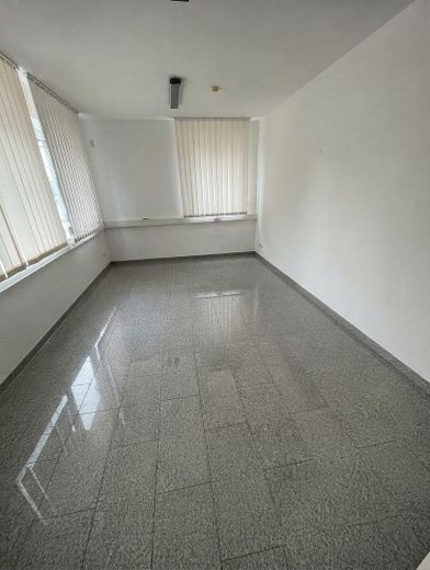 520 m² Gewerbeeinheit: Büro (160 m²), Produktion (200 m²), erweiterbares Lager (160 m²) – Büro 02, von KI leer geräumt