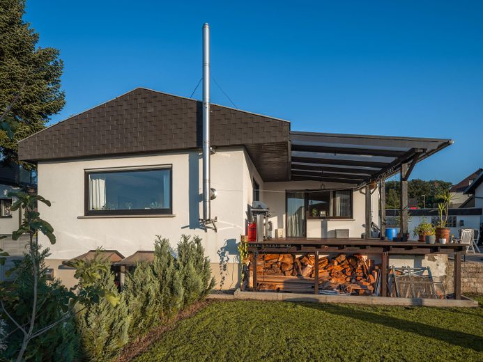 Exklusiver freistehender Bungalow mit Einliegerwohnung, Fernblick, Doppelgarage & großem Garten – Foto 26