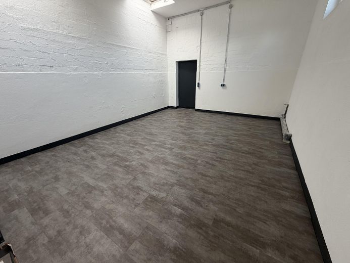 Sofort verfügbare Hallenfläche mit Büroanteil und WC-Anlage – Foto 5