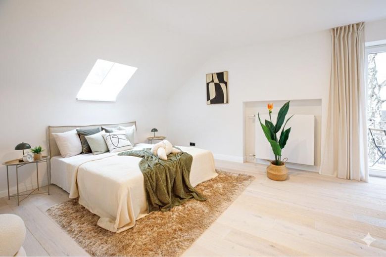 Großzügiges Master-Bedroom