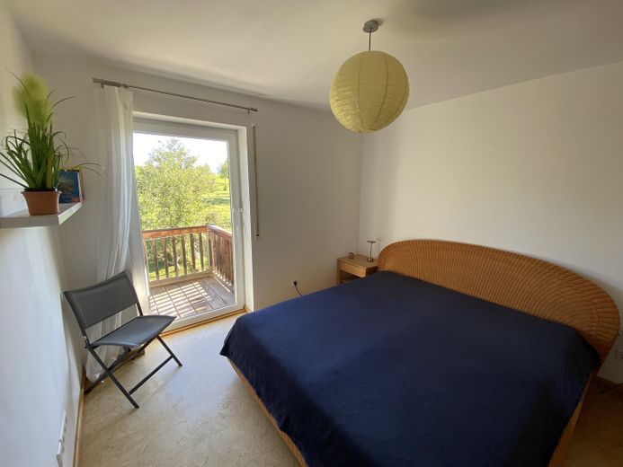 Splendida casa bifamiliare con vista libera fino alle Prealpi   *senza commissioni* – OG Zimmer 2 mit Balkon