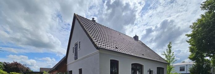 Ruim en goed onderhouden drie-/meergezinswoning op gewilde locatie met tuin, 2 terrassen & carport