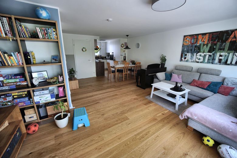 Modernes Kettenhaus mit KfW-55-Standard und hochwertiger Ausstattung – Wohn-/Esszimmer