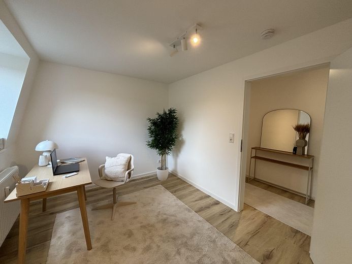 Vollmöblierte 2,5-Zimmer-Maisonette mit Tageslichtbad & Kellerraum - Neubau 2024 in Köln Mülheim! – Arbeitszimmer