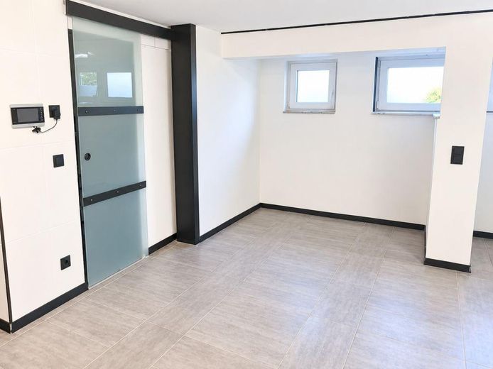 127 m² PRIVATES WOHNEN MIT EIGENEM POOL & GARTEN – 2 GARAGEN + 1.920 € KALTMIETEINNAHMEN – Nutzflächen Gestaltung