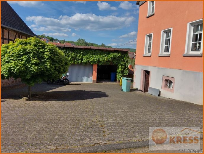 Parkplatz_mit_Garagen