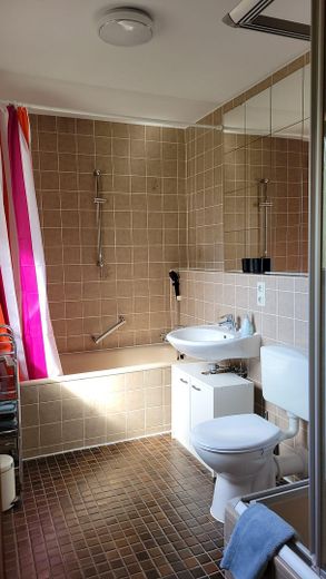 Badezimmer mit Dusche