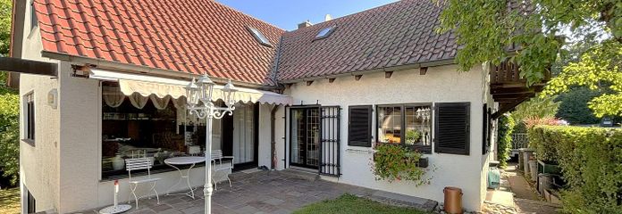 Hausansicht mit Garten im EG